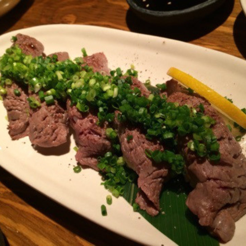 炙り牛肉の寿司(ごはんダイニング 〇龍商店)