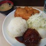 ハンバーグ&チキンカツロコモコ定食(12色のクレヨン)