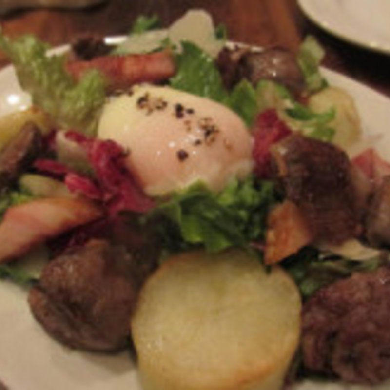 砂肝コンフィと鶏レバーのサラダ　温泉卵添え(22)