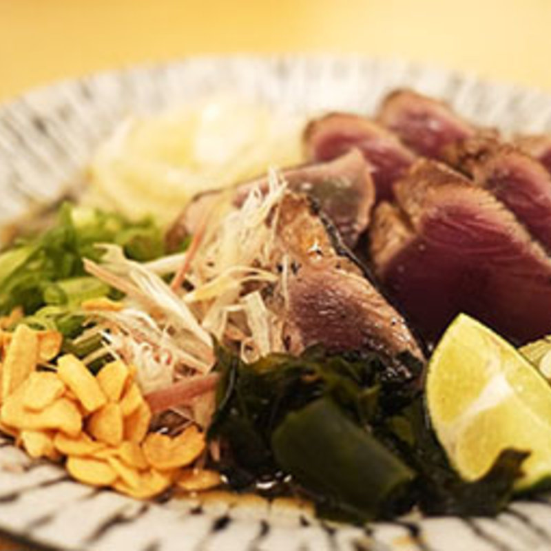 カツオのたたき（ポン酢）(熟成魚と日本酒と藁焼き 中権丸 なんば道頓堀店)