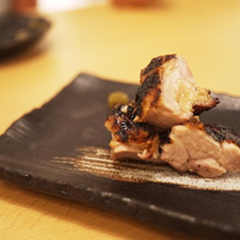 淡路鶏のもも肉薫香焼き(熟成魚と日本酒と藁焼き 中権丸 なんば道頓堀店)