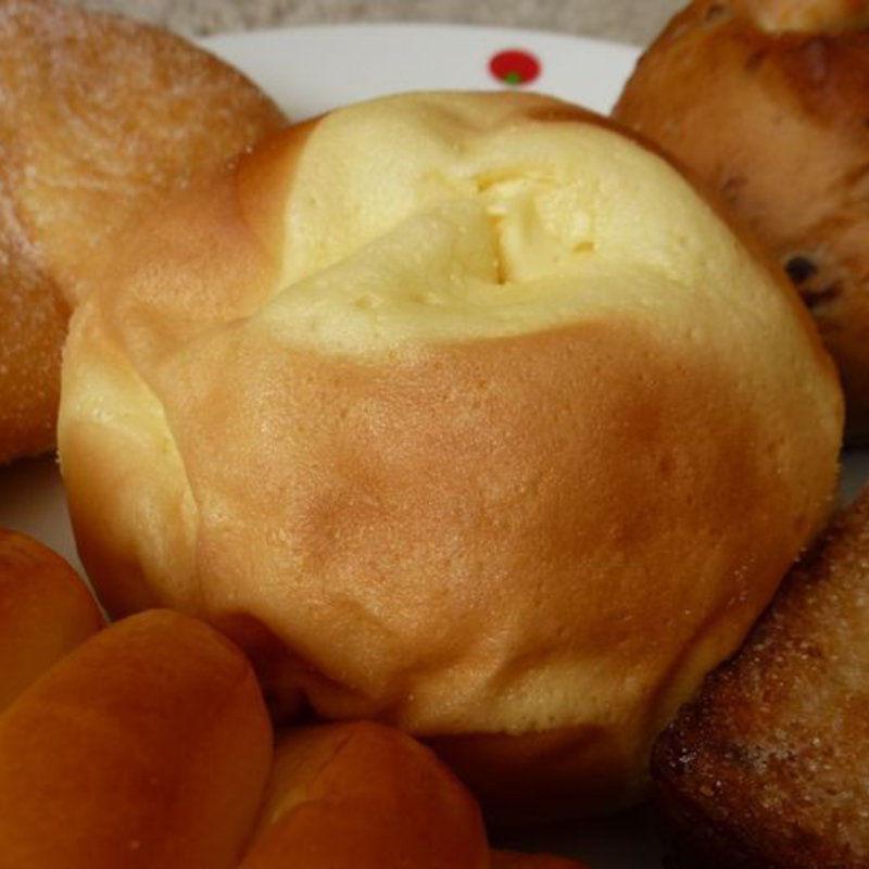 カステラボールのクリームサンド(3びきの粉ぶた （サンビキノコブタ）)