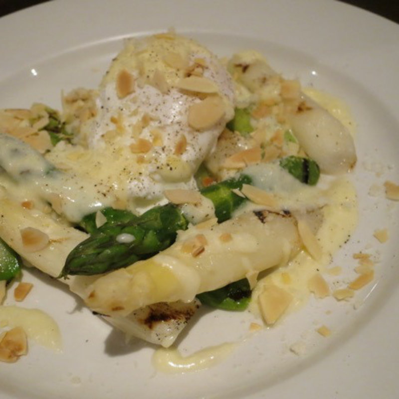 二色アスパラのグリル タレッジョチーズソース(A.te （アテ）)