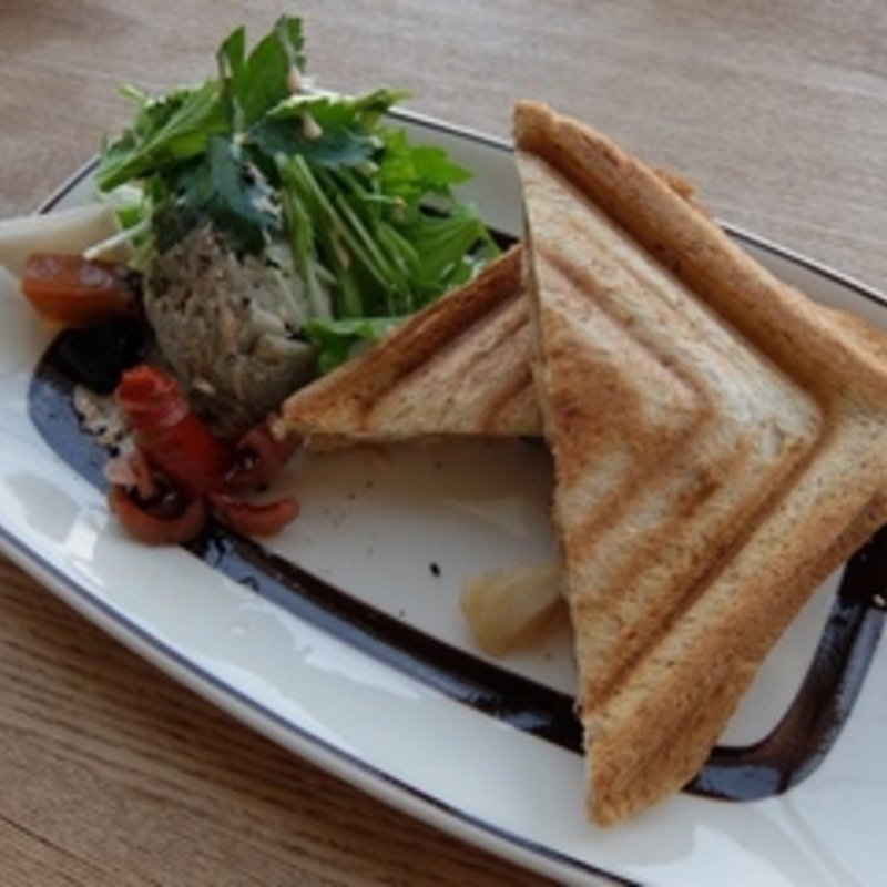 りんごとブルーチーズとはちみつのホットサンド(adito)