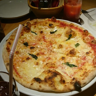 トマトとチーズのピッツァ(マーケットレストランAGIO 新宿店)