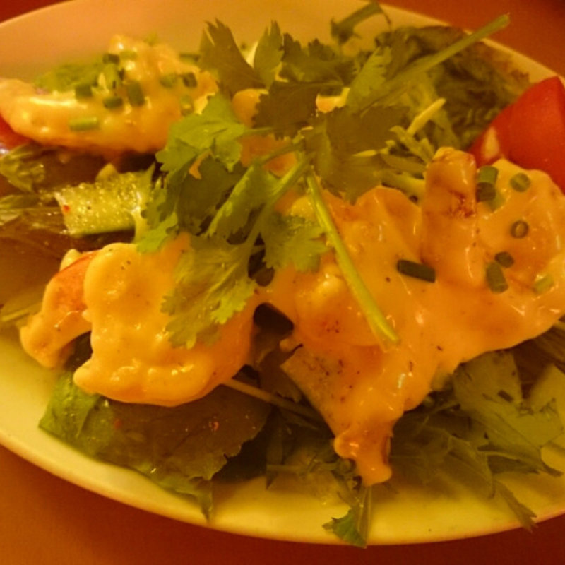 左側【舞茸と白ツブ、カラスミのピッツァ】右側【ペスケ】のハーフ＆ハーフ(ＡＳＳＥ（アッセ）)