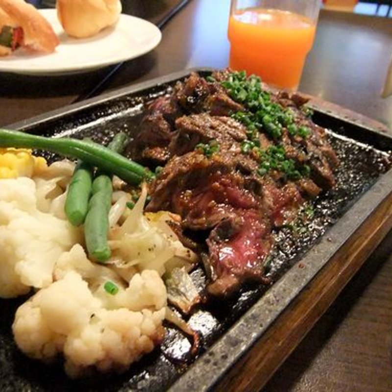 牛ハラミ鉄板ステーキ　ジャポネソース(BAR　 ALBA　バール　アルバ)