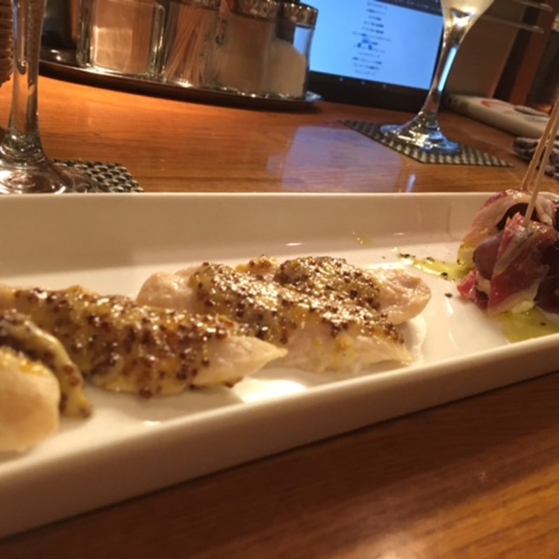 ササミのハニーマスタード焼きと葡萄の生ハム巻き(Bar GONZA)