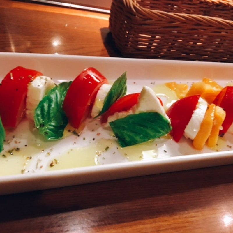 フルーツトマトとフレッシュモッツァレラ・フローズンマンゴーのカプレーゼ(Bar GONZA)