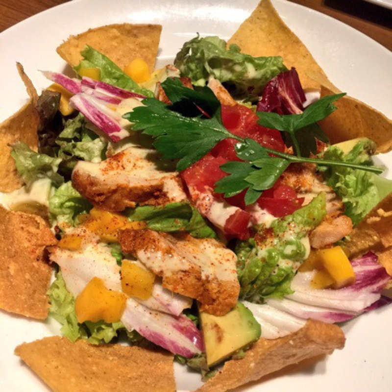 アボカド、マンゴー、タンドリーチキンのサラダ(BARU＆DINING GOHAN 新宿三丁目店 （バルアンドダイニング　ゴハン）)