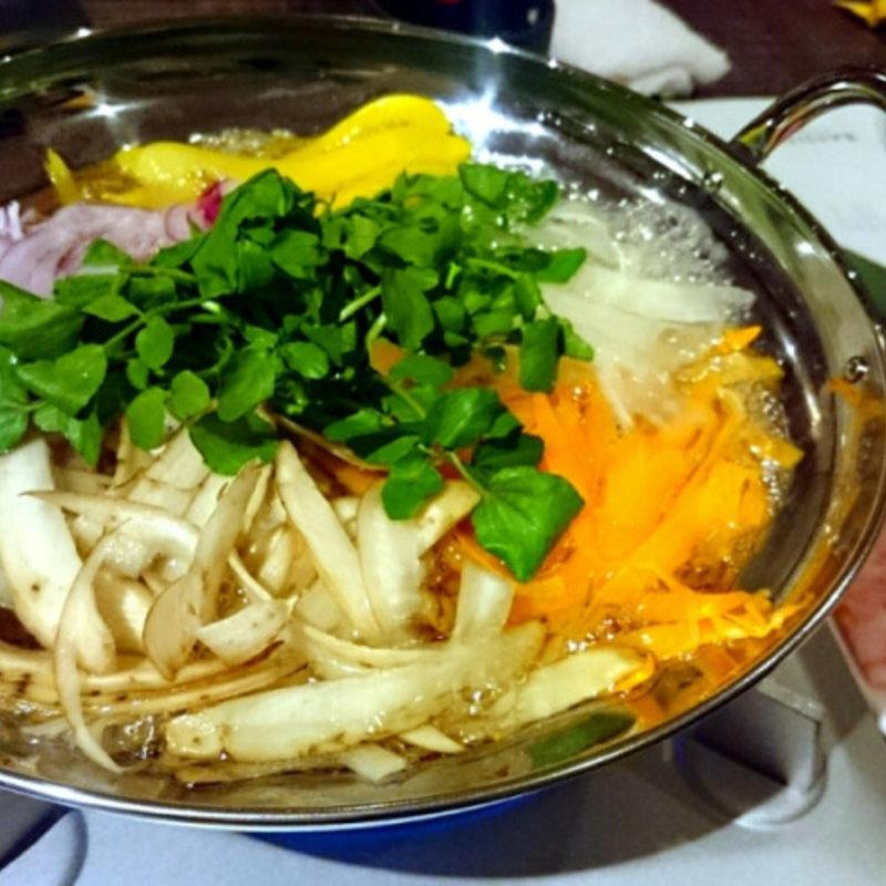 鹿児島産黒豚と野菜のあご出汁しゃぶしゃぶ(BASSIN バサン)