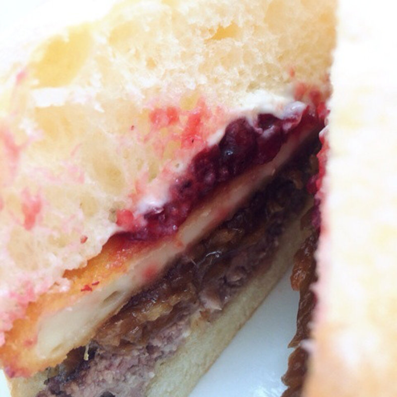 カマンベールチーズのフリットと飴色に甘く炒めたオニオン、リンゴンベリーソースのバーガー(BeBu （ビブ）)