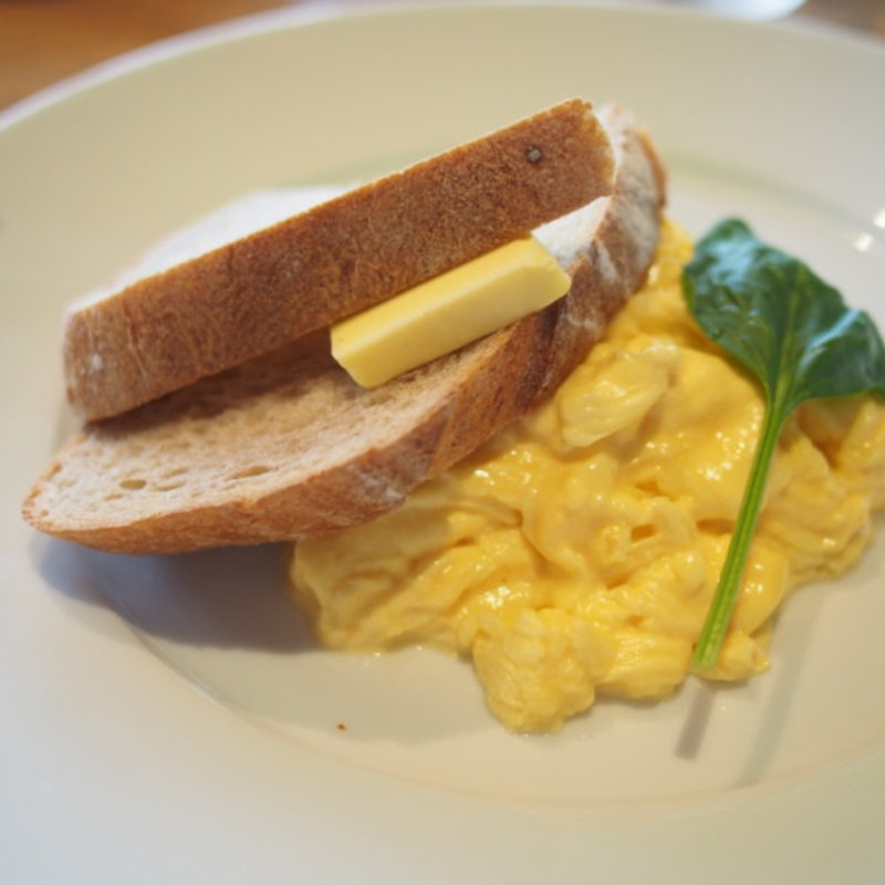 オーガニックスクランブルエッグ w/ トースト(bills)