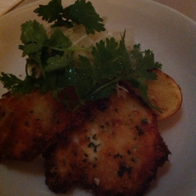 パルメザンチキンシュニッツェル/
クリームポテト、フェンネルスロー(bills 表参道)