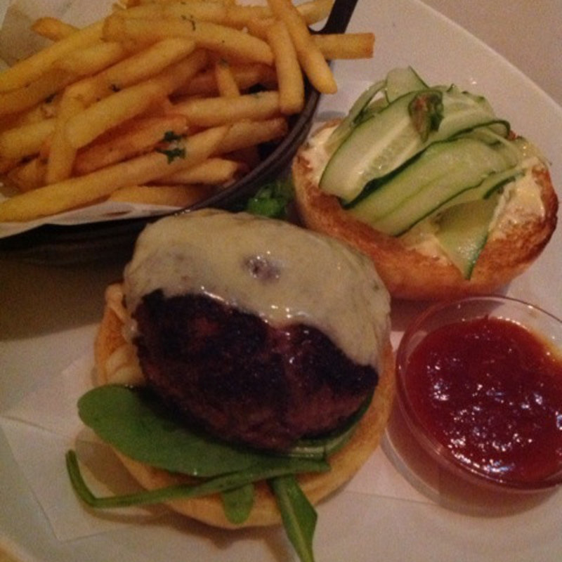 和牛チーズバーガー/ハーブマヨネーズ
グリーンチリピクルス、フレンチフライ(bills 表参道)