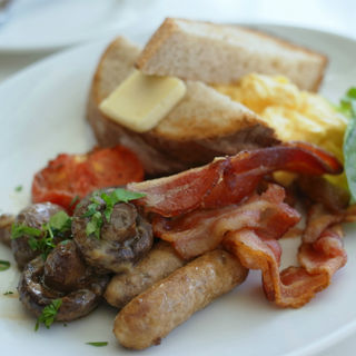 full aussie – scrambled organic eggs, toast,bacon, roast tomato, herbed mushrooms,pork and fennel sausage(bills　横浜赤レンガ倉庫)