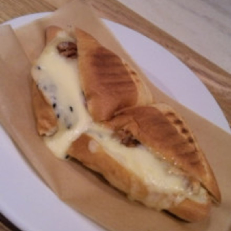 パニーニホットサンドモーニングチーズブラッククミン(Bon Vivant sandwich （ボン ヴィヴァン サンドウィッチ）)