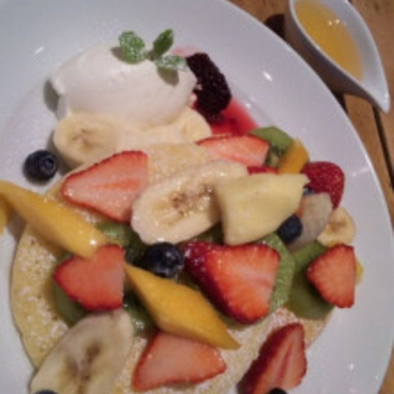 自家製豆腐のパンケーキ
ココナッツバター添えどっさりフルーツトッピング(ボンダイカフェ)