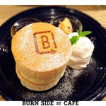 ホワイトスフレパンケーキ（メープルナッツバター付き）(BURN SIDE ST CAFE （バーンサイドストリートカフェ）)