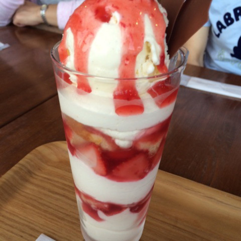 イチゴパフェ(カフェ・ド・ロマン 藻岩店)