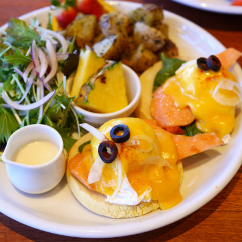 スモークサーモン エッグスベネディクト(カフェ・カイラ)