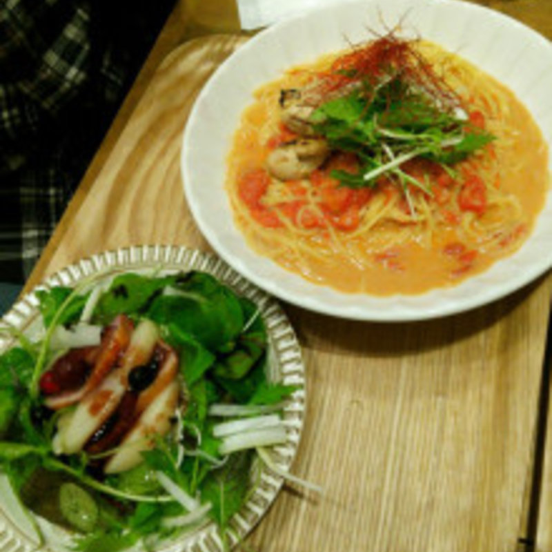 冬の味覚 牡蠣を使った味噌トマトクリームパスタとサラダ(Cafe ココノハ 河原町OPA店 )