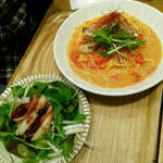 冬の味覚 牡蠣を使った味噌トマトクリームパスタとサラダ(Cafe ココノハ 河原町OPA店 )