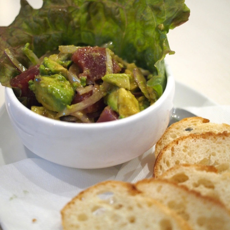 築地 石司さん家の本マグロとアボカドの和風ポキ(3000日かけて完成した極上ハンバーガーField)