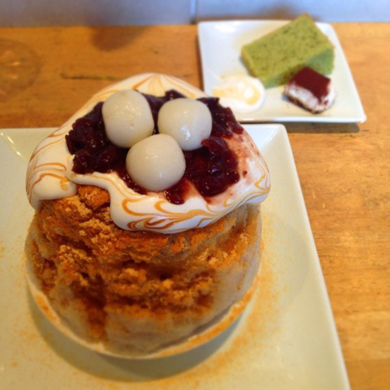 キナ粉黒蜜金時カキ氷
（白玉付き）(CAFFE SCIMMIA ROSSO （カフェ シンミア ロッソ）)