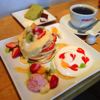 フレッシュフルーツパンケーキ(CAFFE SCIMMIA ROSSO （カフェ シンミア ロッソ）)