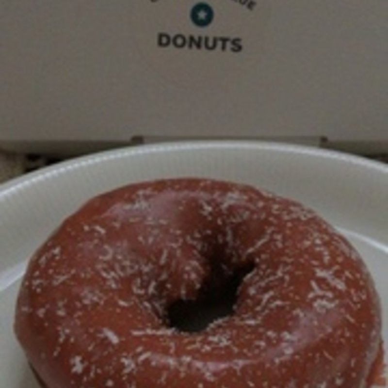 ホワイトチョコレート桜ケーキドーナツ(CAMDEN’S BLUE ★ DONUTS（カムデンズ ブルースタードーナツ）)