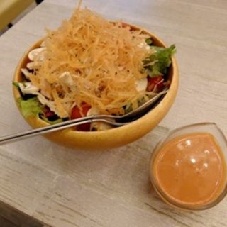 ハーブチキンと揚げワンタンのサラダ(Cinnamon's Restaurant 横浜山下公園店)