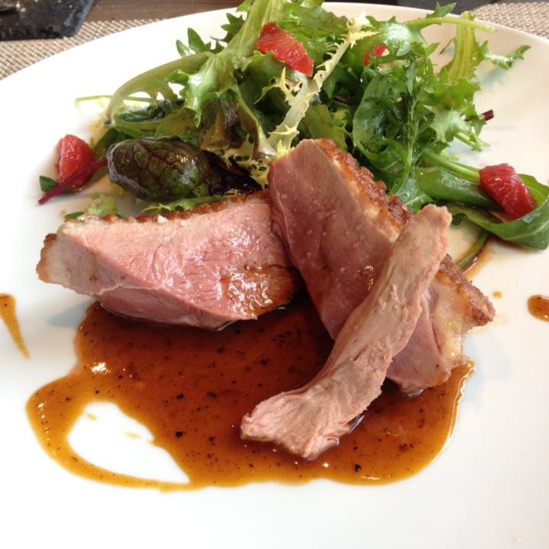 青森県産鴨胸肉を骨付きでロースト、タルティーボとオレンジ、マニゲットと蜂蜜風味(Cinq　Sens )