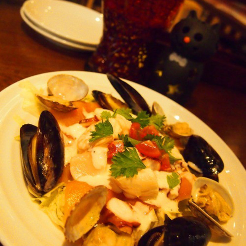 たっぷりシーフードの大盛りサラダ(CONA 麻布十番店 （コナ）)