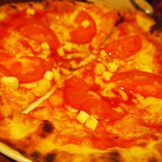 フレッシュトマトとモッツァレラチーズのピッツァ(CONA 麻布十番店 （コナ）)