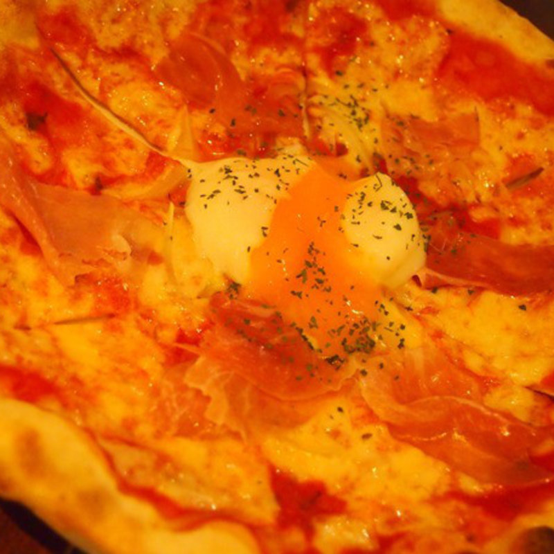 生ハムと半熟玉子のピッツァ(CONA 麻布十番店 （コナ）)