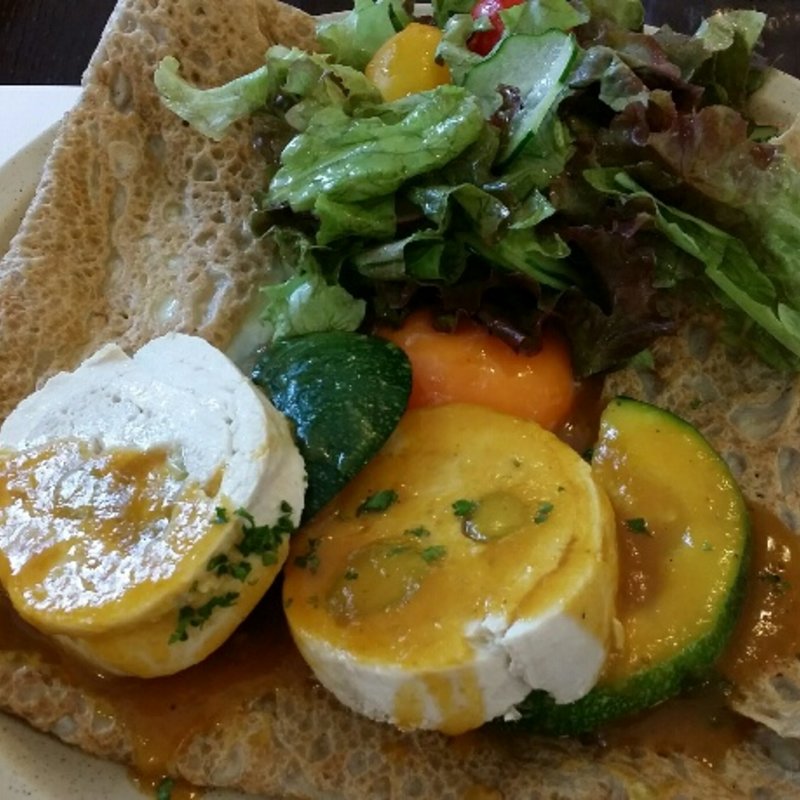 鶏フィレ肉のバロティーヌ自家製チャツネソース仕立て(クレープリー・アルモリック)