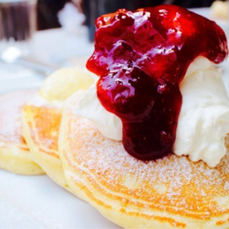 クラシックバターパンケーキ（ホイップクリーム、ストロベリージャムトッピング）(crisscross)