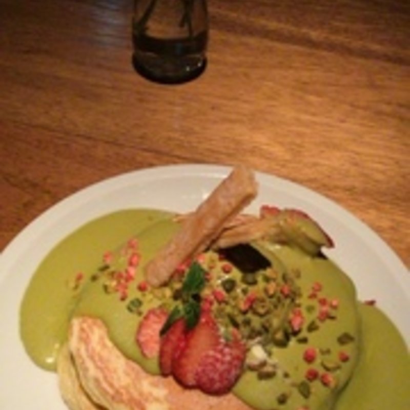 ピスタチオとバニラジェラードのパンケーキ(crisscross)