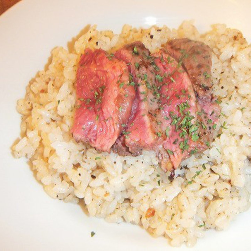 牛ランプor馬肉が選べる肉のせガーリックライス(DESIGN FOOD MARKET 新橋店)