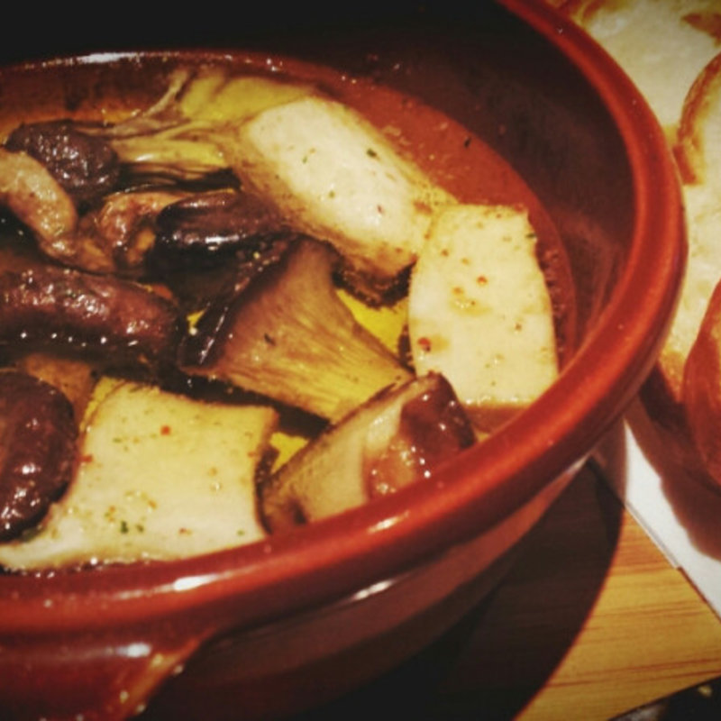 キノコのアヒージョ(DINING BAR TALAHT ダイニングバー タラート)