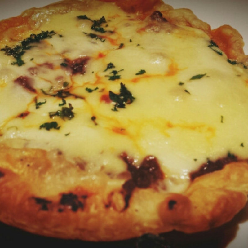 牛挽き肉とチーズのパイ包み焼き(DINING BAR TALAHT ダイニングバー タラート)