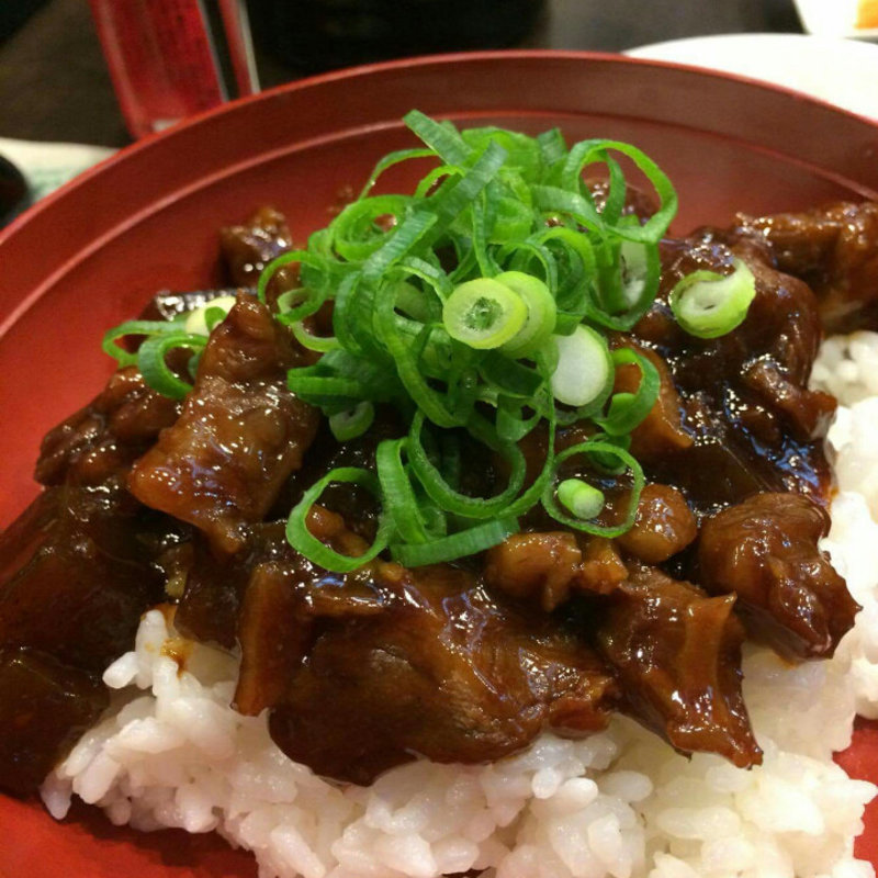 牛スジ丼(Dining 隠れ家)
