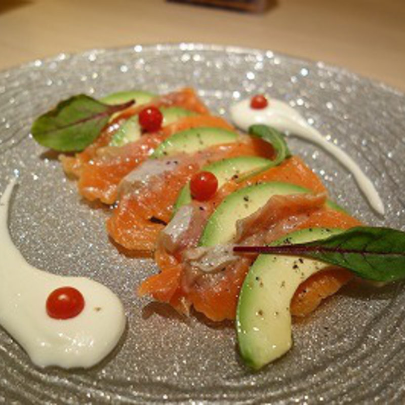サーモンとアボガドのカルパッチョ　ヨーグルトソース添え(DouBLe's （ダブルズ）)