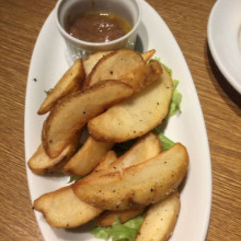 フライドポテト・アンチョピソース添え(Fish Market丸秀)