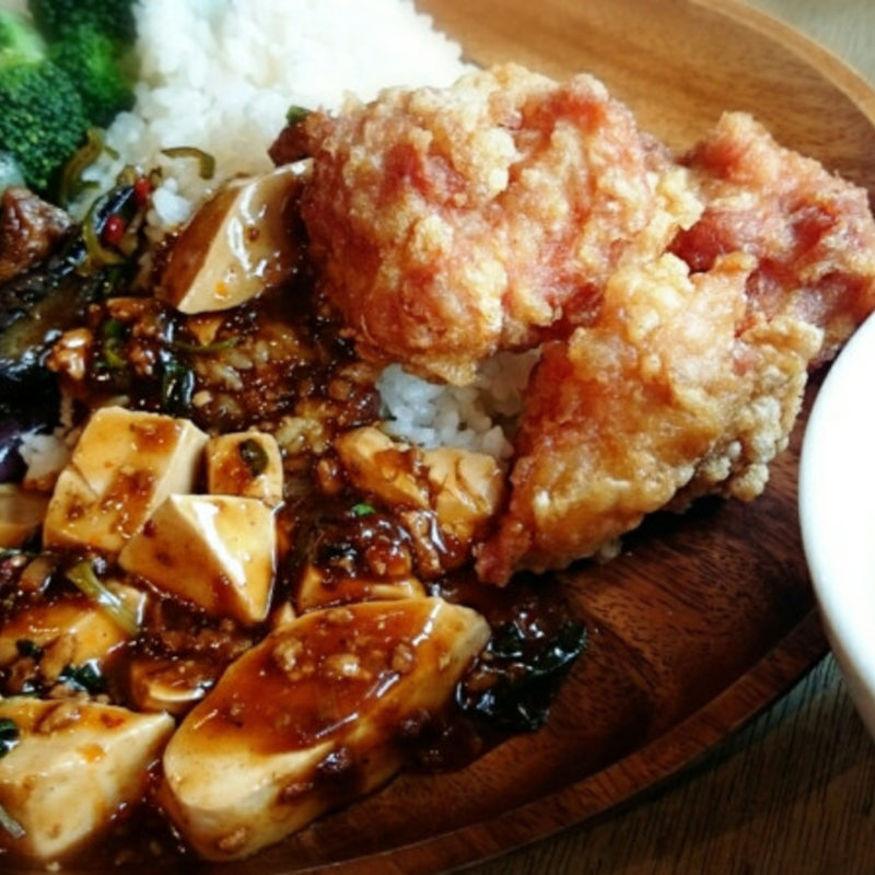 カレー、麻婆豆腐に、麻婆茄子に、唐揚げに、ブロッコリーにライス(G-1)