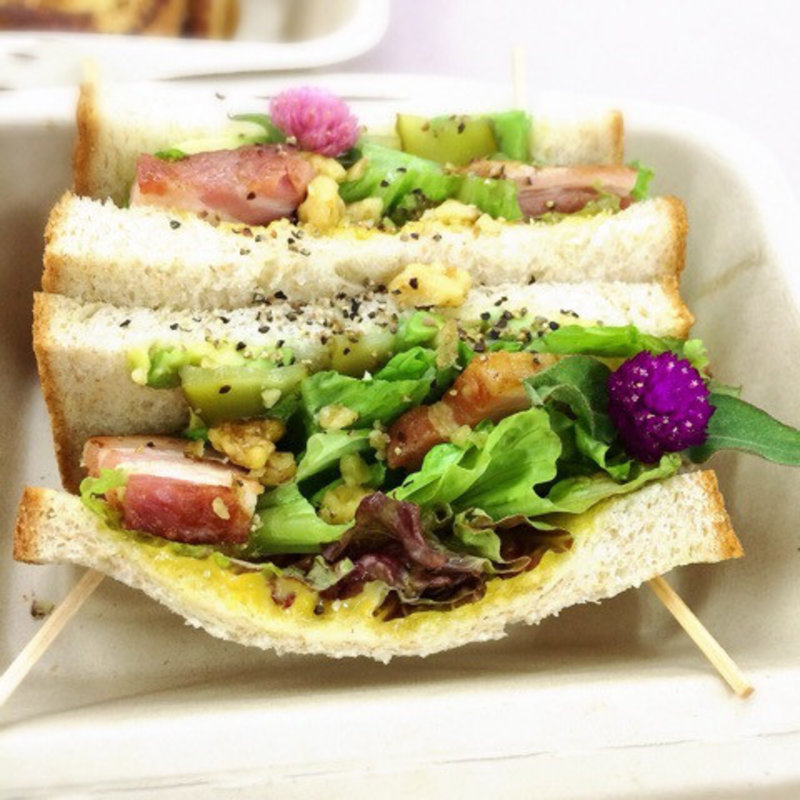 具だくさんなサンドイッチ(garten)