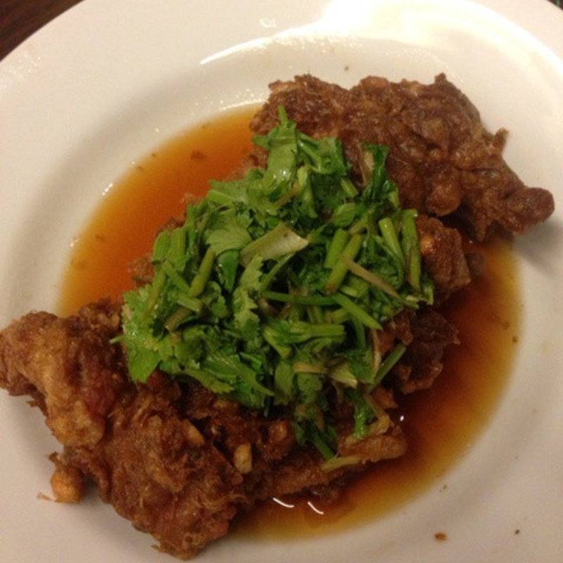 鶏の唐揚げ甘辛ソース(パクチー乗せ)(Neo Taiwanese Restaurant tabunoana)