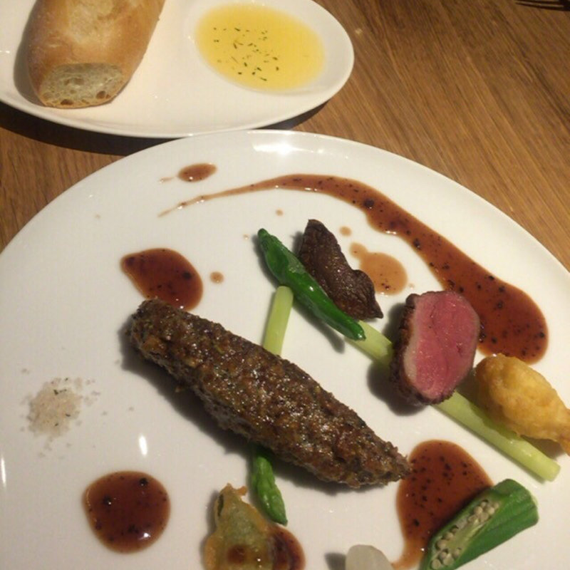 壱岐牛と鴨肉のステーキにバケット(GRANDHOURS (グランアワーズ))