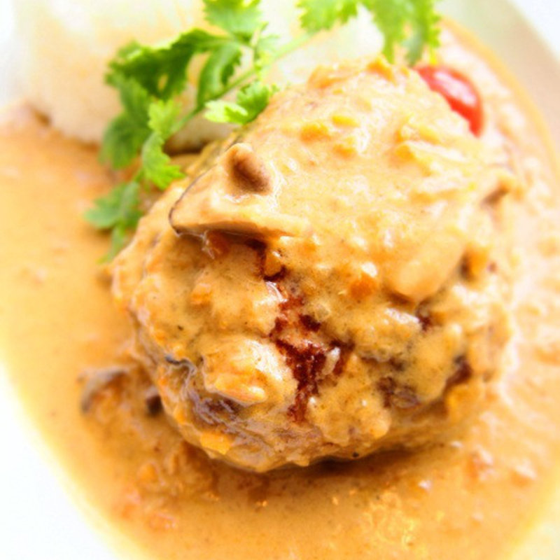 特製グリーンカレー　煮込みハンバーグ添え(GREEN RATTAN （グリーンラタン）)